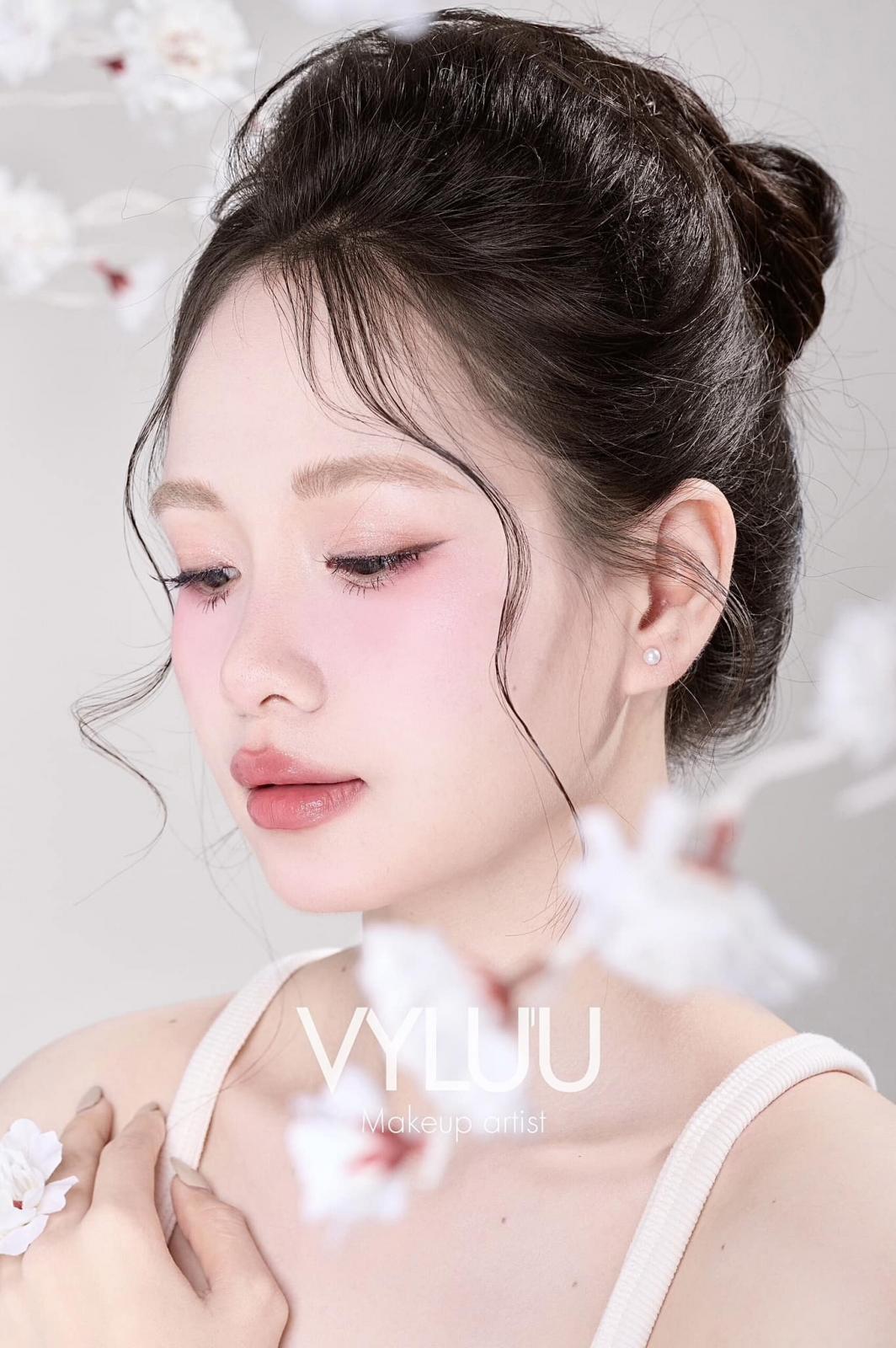 Lớp nền trang điểm cô dâu căng bóng
