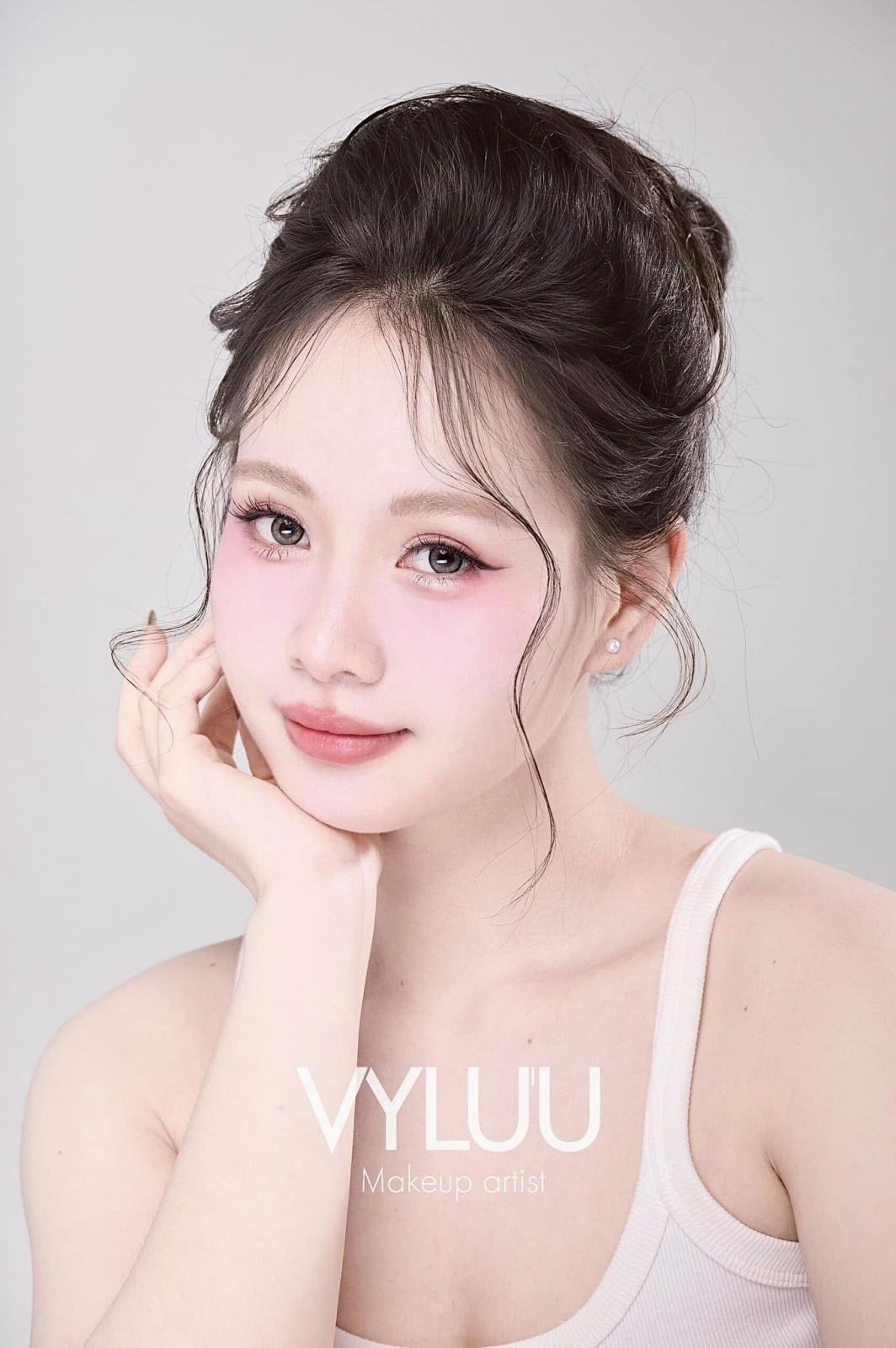 Trang điểm môi cô dâu căng mọng
