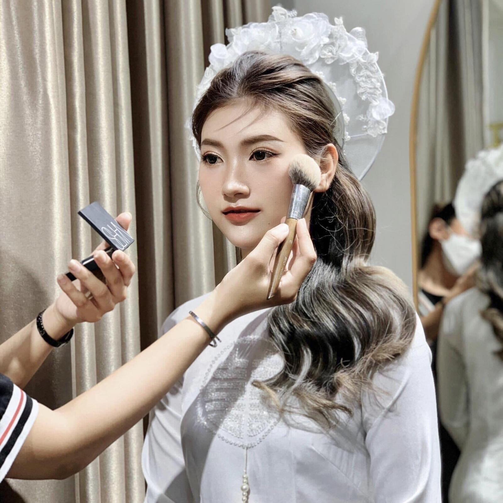 Chân mày cô dâu tự nhiên