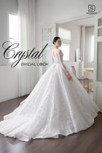 Váy Cưới Công Chúa Crystal: Tuyệt Phẩm Ren Trễ Vai Tại Desi Wedding Sài Gòn